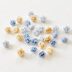 小さい薔薇のパーツ 30個 水色黄色青 1枚目の画像