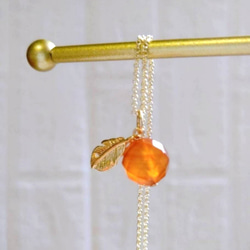 フレッシュなオレンジと16kgpの葉っぱが可愛いネックレス 16kgpチェーンネックレス 1枚目の画像