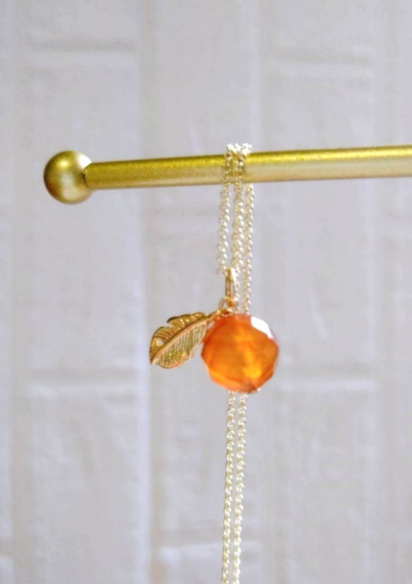 フレッシュなオレンジと16kgpの葉っぱが可愛いネックレス 16kgpチェーンネックレス 1枚目の画像
