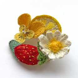 立体刺繍の野の花のリースブローチ(ビオラ.いちご.マーガレット) 3枚目の画像