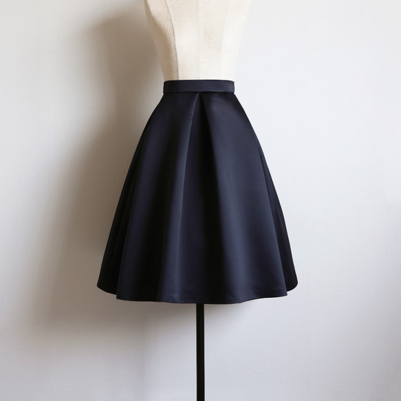 [大人獨有的優雅氛圍！ ] 細緞材質 蓬鬆褶裙 [海軍藍] 第7張的照片