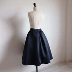 [大人獨有的優雅氛圍！ ] 細緞材質 蓬鬆褶裙 [海軍藍] 第9張的照片