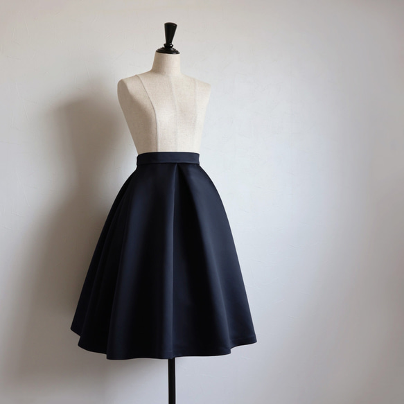 [大人獨有的優雅氛圍！ ] 細緞材質 蓬鬆褶裙 [海軍藍] 第8張的照片