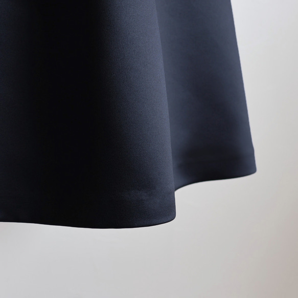 [大人獨有的優雅氛圍！ ] 細緞材質 蓬鬆褶裙 [海軍藍] 第12張的照片