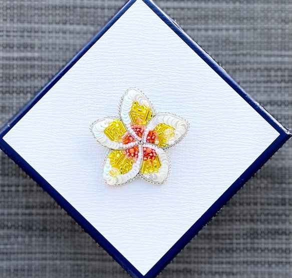 ビーズ刺繍のブローチ　-プルメリア　花- flower 2枚目の画像