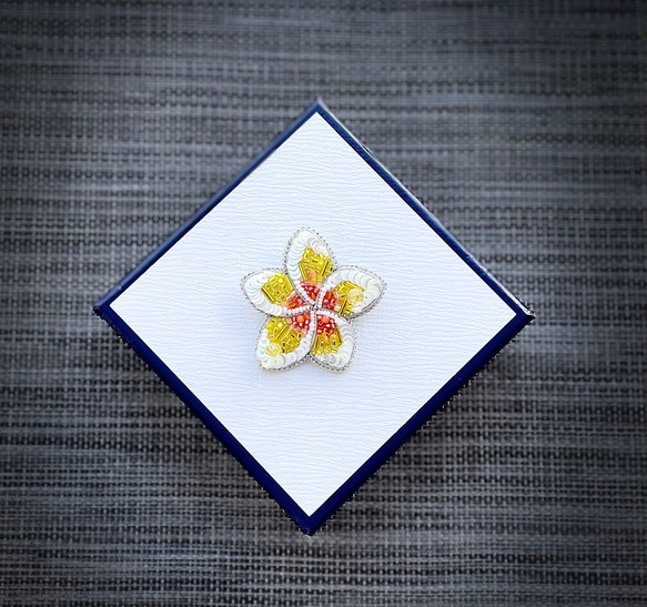 ビーズ刺繍のブローチ　-プルメリア　花- flower 5枚目の画像