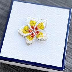 ビーズ刺繍のブローチ　-プルメリア　花- flower 4枚目の画像