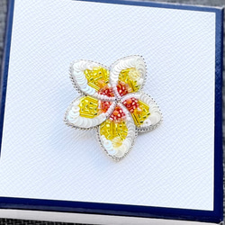ビーズ刺繍のブローチ　-プルメリア　花- flower 3枚目の画像