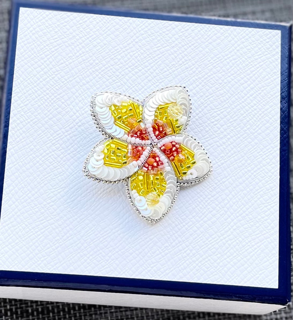 ビーズ刺繍のブローチ　-プルメリア　花- flower 3枚目の画像