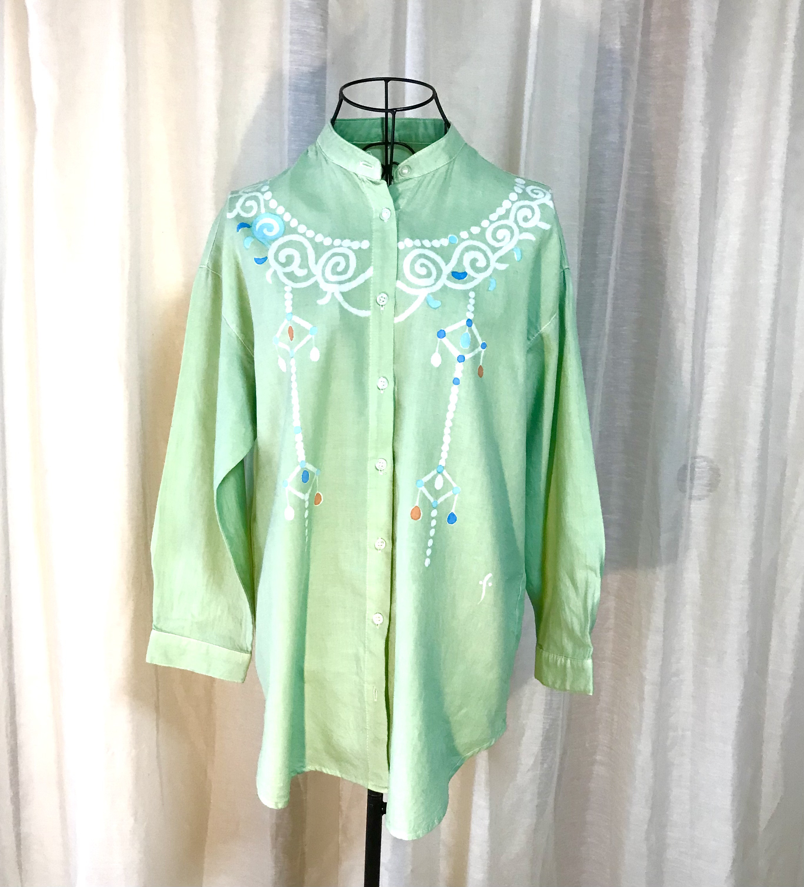 ロウケツ染　綿100%やや厚手生地ブラウス　胸飾り