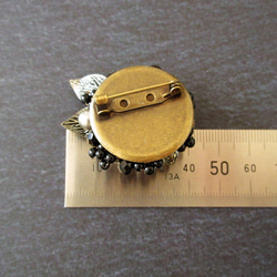 黒いヴィンテージボタンのブローチ（K1135) 4枚目の画像