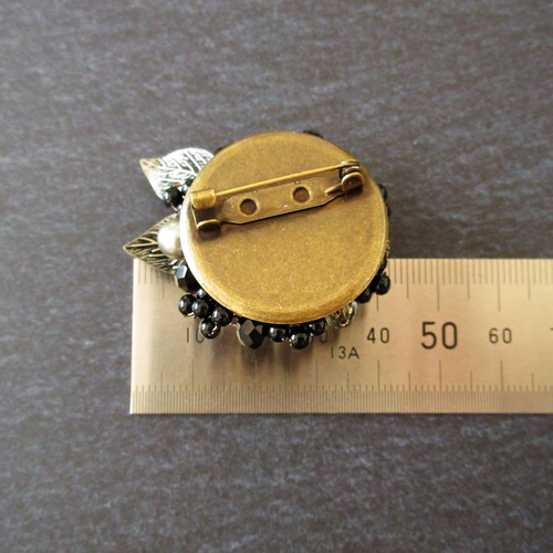 sold/黒いヴィンテージボタンのブローチ（K1135) ブローチ