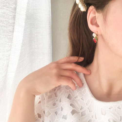真っ赤な苺のゆらゆらピアス・イヤリング＜2色展開＞ イヤリング 