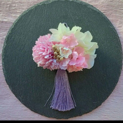 ラベンダーとピンクのピンポンマムに桜とラベンダーのタッセルの髪飾り　ヘアクリップ 1枚目の画像