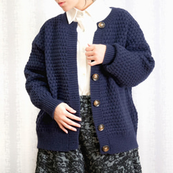 【即納】ざっくりとした編み柄が目を惹く、クルーネックカーディガン 2枚目の画像