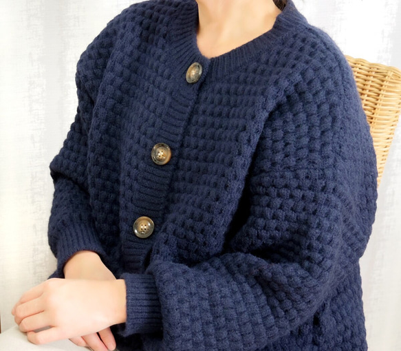 【即納】ざっくりとした編み柄が目を惹く、クルーネックカーディガン 1枚目の画像