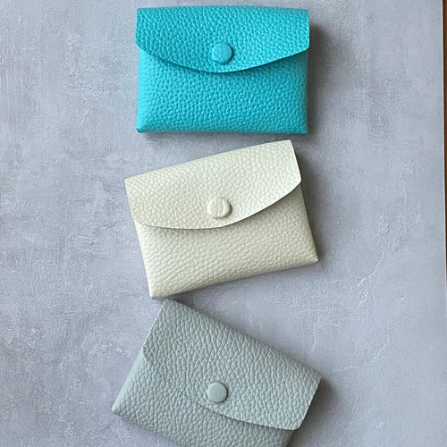 少し大きめ、仕切り付き くるみボタン レザーのカードケース・小物