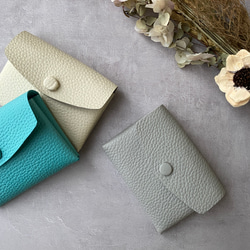 少し大きめ、仕切り付き くるみボタン レザーのカードケース・小物