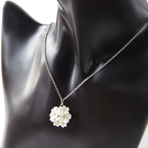 かすみ草のレザーネックレス ネックレス・ペンダント アトリエ草冠＊野