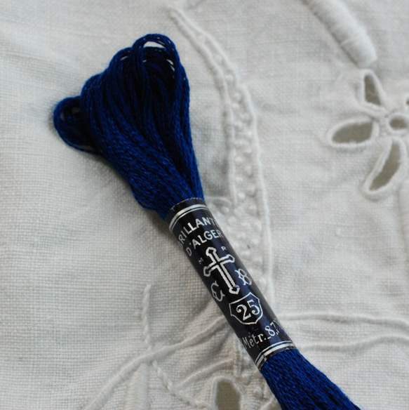 アンティーク   CBカルティエ・ブレッソン 刺繍糸 紺系 1枚目の画像