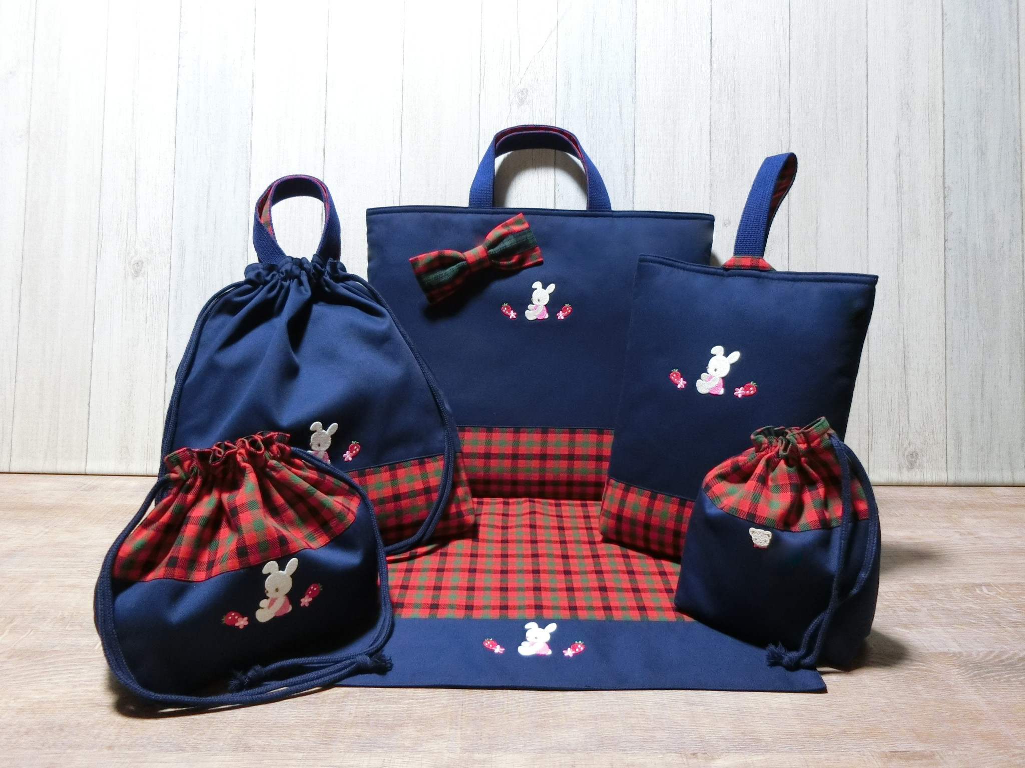 ファミリアワッペン付き《うさぎイチゴ》ナップサック　6点セット入学入園　レッスンバック