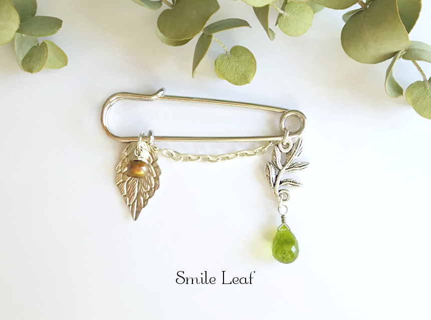 ペリドットと淡水パールのアンティーク風ブローチ