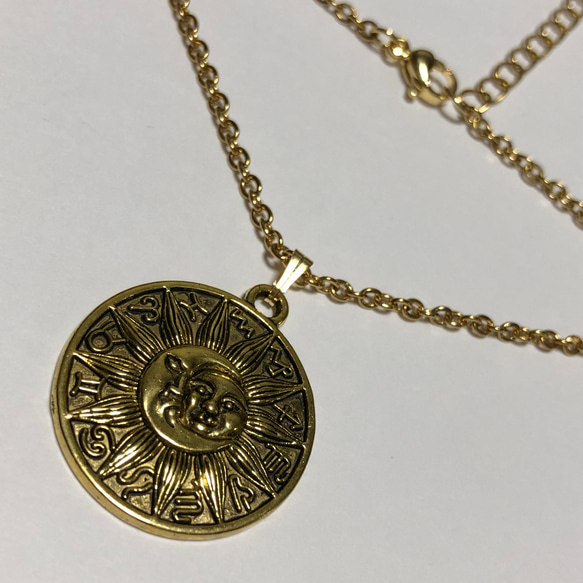 1117.太陽と月と星座たちのコイン、メダル型ネックレス、ゴールド 9枚目の画像