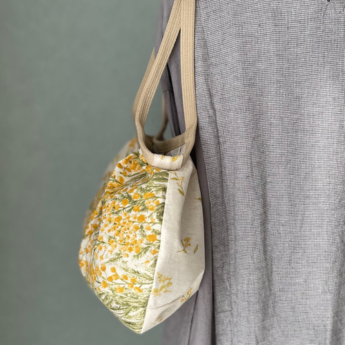 コロンと可愛いショルダーグラニーバッグ そよ風に流れる黄色いミモザ