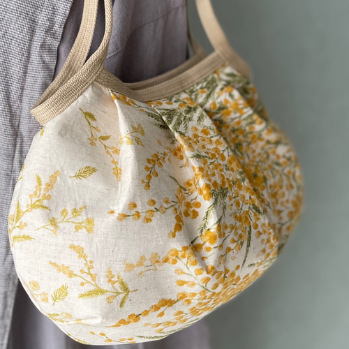 コロンと可愛いショルダーグラニーバッグ そよ風に流れる黄色いミモザ