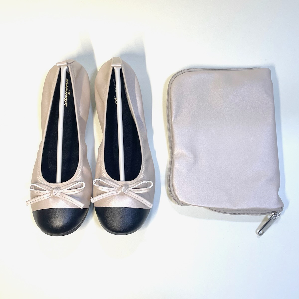 携帯可能なバイカラー合皮バレエシューズ (シャンパンゴールド x ブラック) 22.0cm〜25.5cm向け ポーチ付き