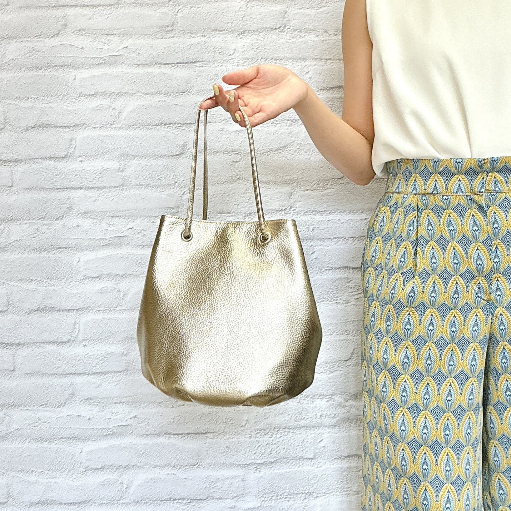 長財布が入るふっくら巾着バッグ　安心の裏地付き　牛革　シュリンクゴールド 14,256円