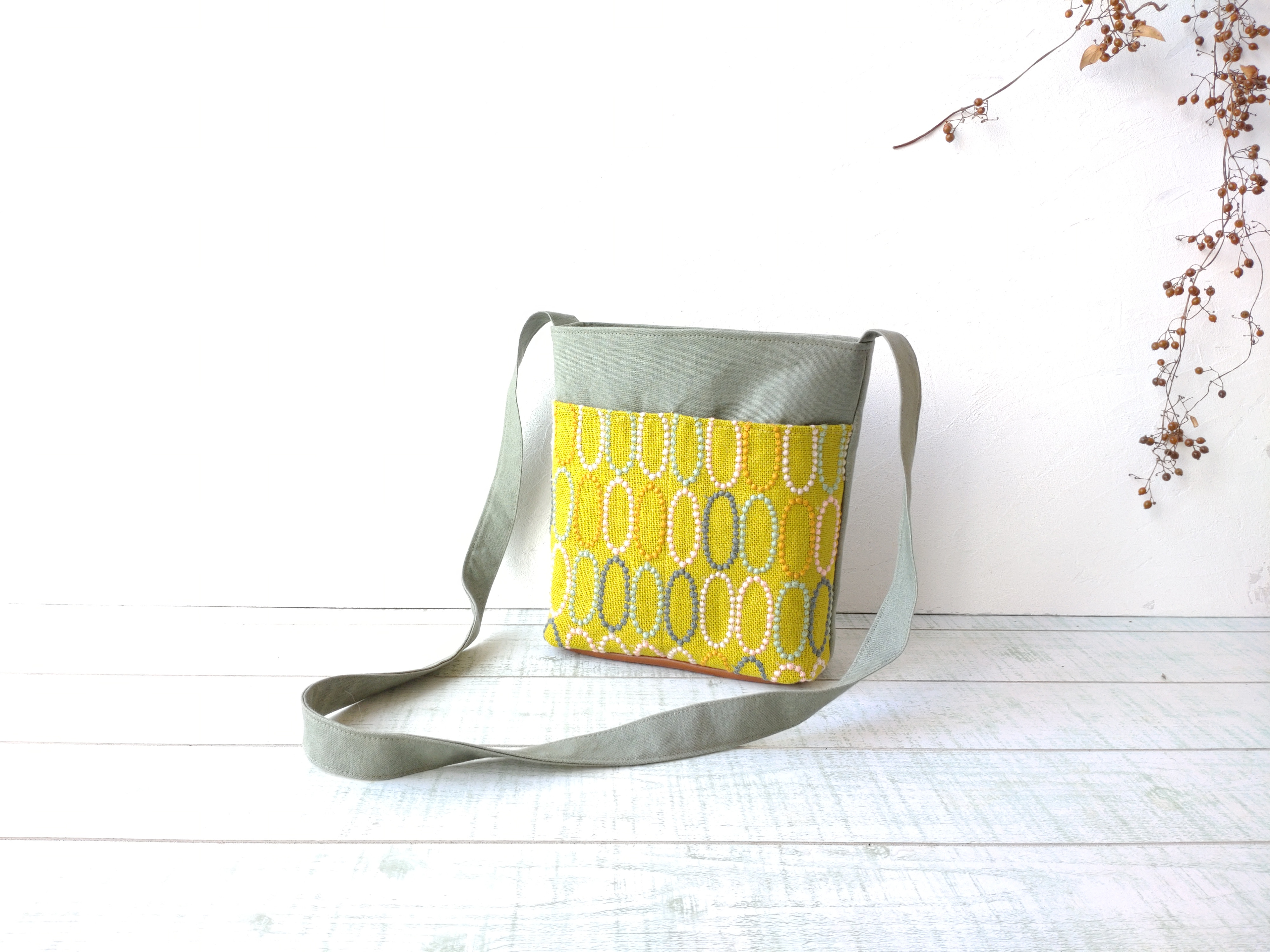 minä perhonen 刺繍ボディバッグ イエロー（美品） piece, bag 特別カラー発売のお知らせ。1月15日～ - minä perhonen