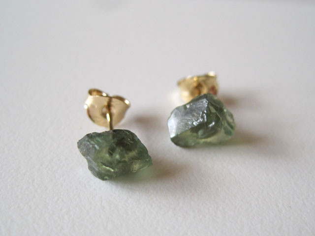 ダークグリーンアパタイトの原石ピアス／tanzania 14kgf
