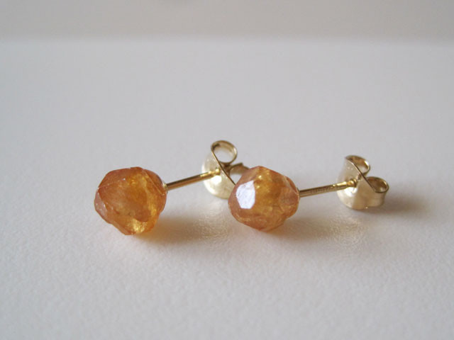 スペサルティンガーネットの原石ピアス／マンダリンガーネット/tanzania14kgf