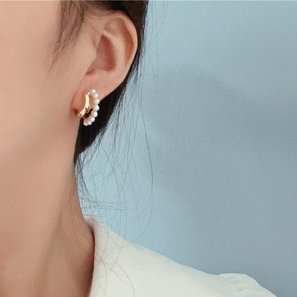 耳環流行無痛無孔白珍珠圈金矽膠套螺旋耳環 第3張的照片
