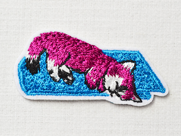 かわいい刺繍ワッペン全5色　おひるねタオルとネコ　シール付き　アップリケ 4枚目の画像