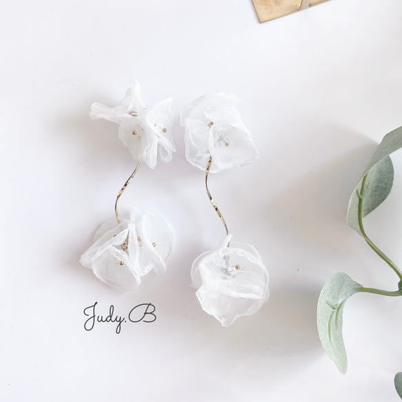 w097 night party ウェーブステック  シフォンフラワーブーケ　ホワイト　ウェディング　結婚式　成人式 1枚目の画像