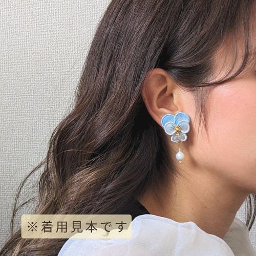 お花の刺繍アクセサリー ビオラ/パンジー pink✕white イヤリング