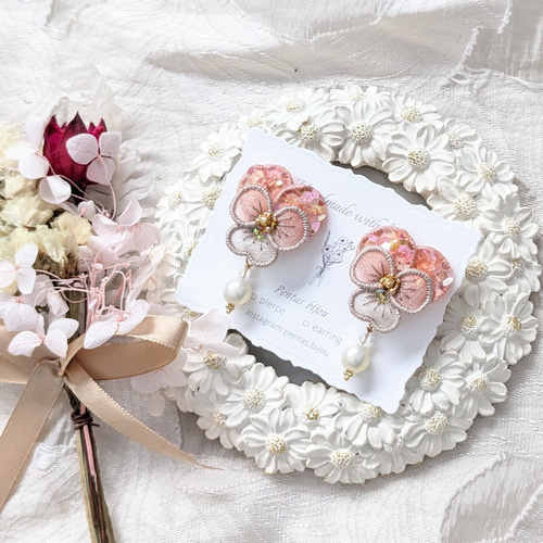 再12　花　刺繍　花びら　ピアス　イヤリング　ビジュー　ビオラ　ワッペン　青 0_26002aebcd4970cdf155c7d120c0