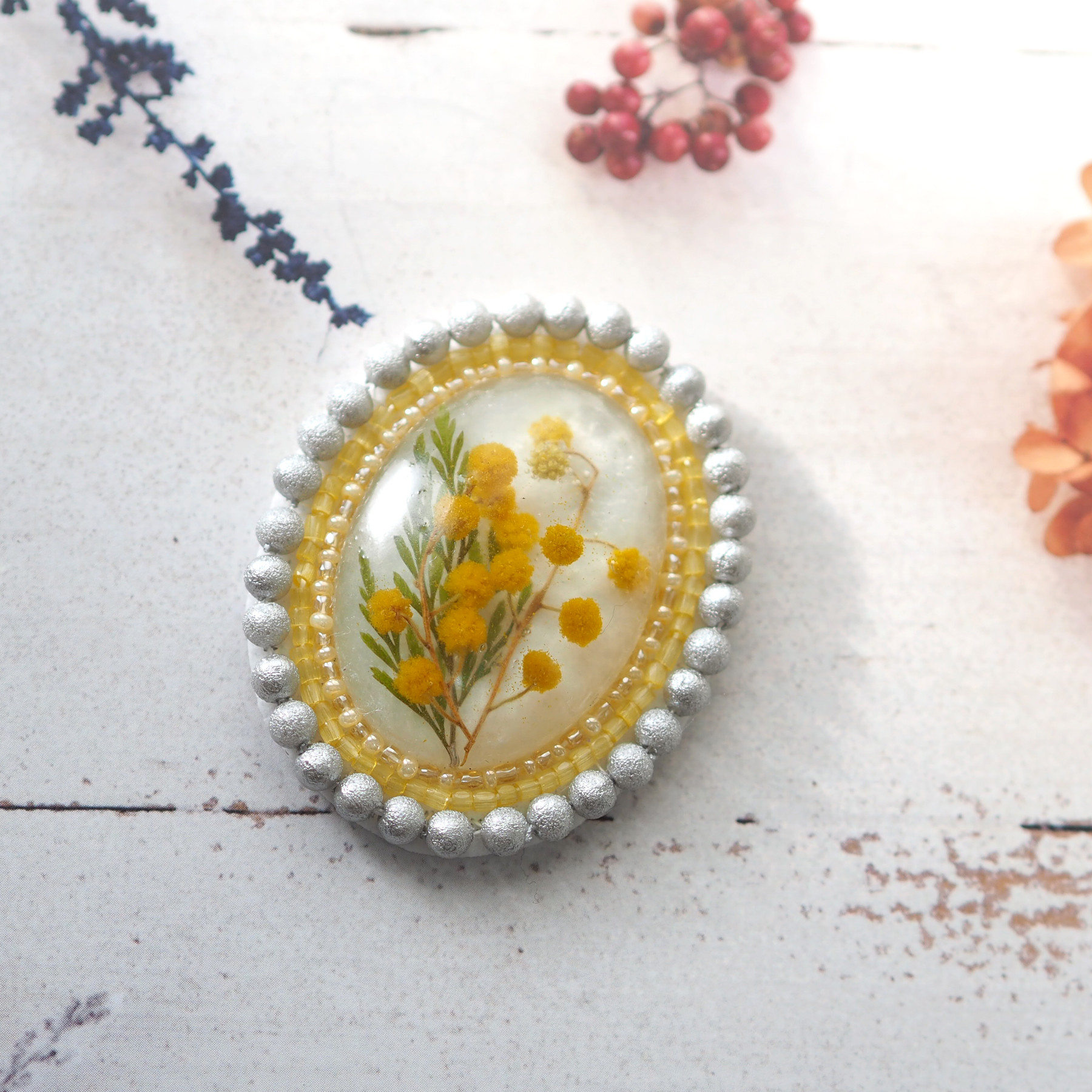 ミモザ ビーズ 刺繍 ブローチ ハンドメイドアクセサリー ミモザのビーズ刺繍ブローチ レモンイエロー ブローチ squirrel