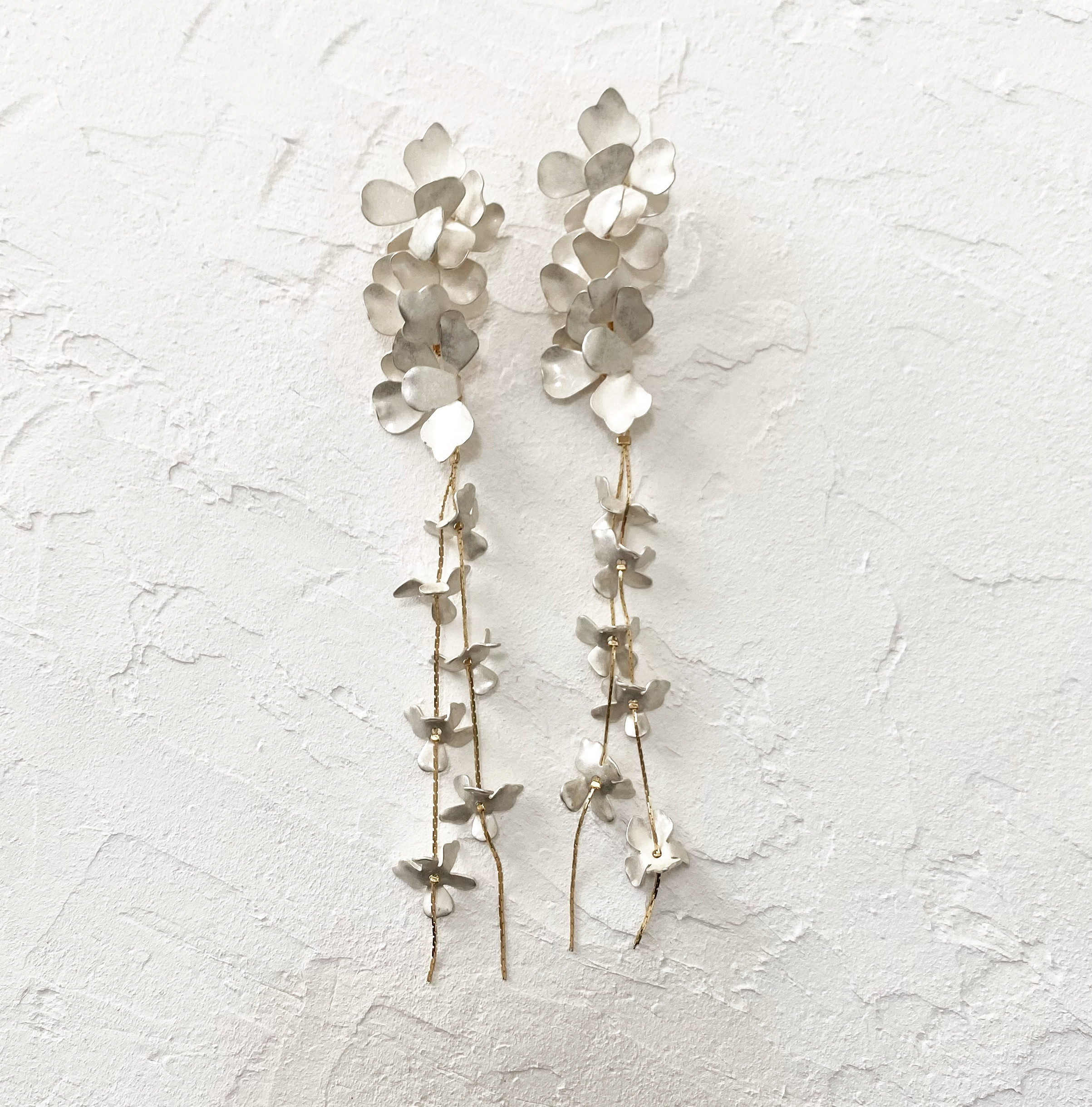 ヴィンテージホワイトフラワーブーケロングイヤリング