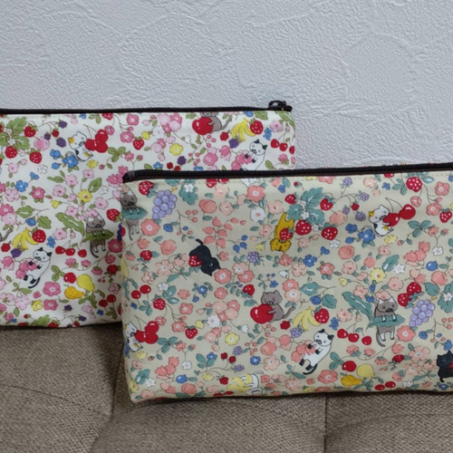 お花畑にニャンコとフルーツ盛りだくさん 情報量が多い三角マチの  