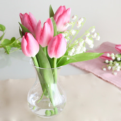 《ずっと咲いてる》かわいいピンクチューリップとスズラン（無料ギフトラッピング） 1枚目の画像