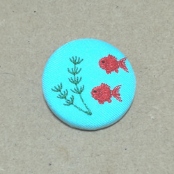 アクセサリー/金魚刺繍入りくるみボタン38mm/ヘアゴム・ピンバッジ・キーバッグリング 1枚目の画像