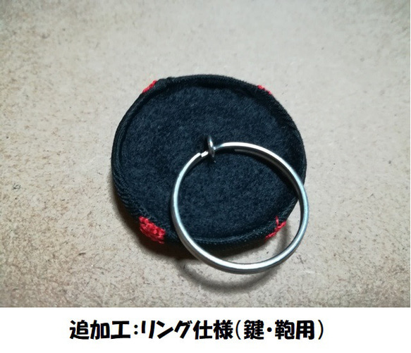 アクセサリー/イニシャルMローズ刺繍入りくるみボタン38mm濃紺/ヘアゴム・ピンバッジ・キーバッグリング 4枚目の画像