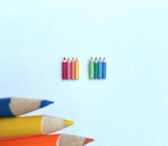 【人気商品】8色のミニチュア色鉛筆の虹色ピアス　イヤリング　両耳用 4枚目の画像
