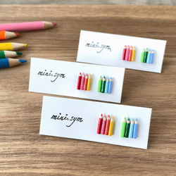 【人気商品】8色のミニチュア色鉛筆の虹色ピアス　イヤリング　両耳用 1枚目の画像