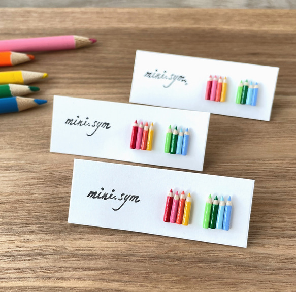 【人気商品】8色のミニチュア色鉛筆の虹色ピアス　イヤリング　両耳用 1枚目の画像