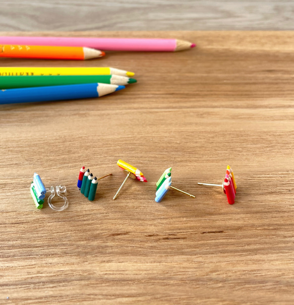 【人気商品】8色のミニチュア色鉛筆の虹色ピアス　イヤリング　両耳用 7枚目の画像