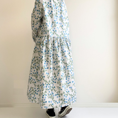 青いチューリップの花柄＊コットンリネンのゆったり長袖ワンピース
